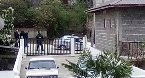 Сотрудники полиции прибыли к дому Павла Буторина и задержали его с супругой. Сочи, 2 апреля 2017 года. Фото предоставлено "Кавказскому узлу" Павлом Буториным. Сотрудники полиции прибыли к дому Павла Буторина и задержали его с супругой. Сочи, 2 апреля 2017 года. Фото предоставлено "Кавказскому узлу" Павлом Буториным.