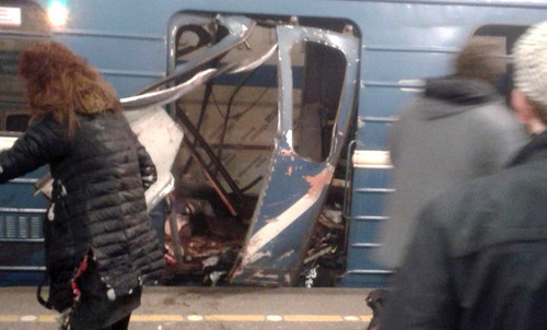 На месте взрыва в метро Санкт-Петербурга. 3 апреля 2017 г. Фото: vk.com/spb_today На месте взрыва в метро Санкт-Петербурга. 3 апреля 2017 г. Фото: vk.com/spb_today