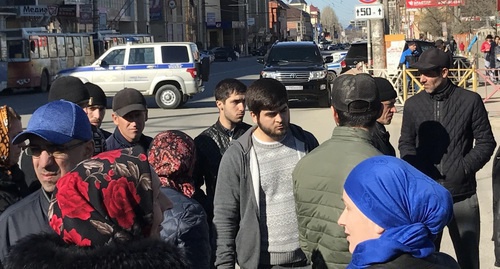 Участники акции в Махачкале, блокировавшие проспект Гамидова. 3 апреля 2017 года, Махачкала. Фото Патимат Махмудовой для "Кавказского узла". Участники акции в Махачкале, блокировавшие проспект Гамидова. 3 апреля 2017 года, Махачкала. Фото Патимат Махмудовой для "Кавказского узла".