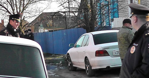 Сотрудники полиции возле дома фермера Олега Петрова. 28 марта 2017 г. Фото Анны Грицевич для "Кавказского узла" Сотрудники полиции возле дома фермера Олега Петрова. 28 марта 2017 г. Фото Анны Грицевич для "Кавказского узла"