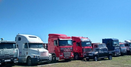 Автомобили протестующих дальнобойщиков в селе Тухчар. Дагестан, 3 апреля 2017 года. Фото Ильяса Капиева для "Кавказского узла" Автомобили протестующих дальнобойщиков в селе Тухчар. Дагестан, 3 апреля 2017 года. Фото Ильяса Капиева для "Кавказского узла"