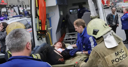Сотрудники МЧС помогают раненным, пострадавшим во время взрыва в метро Санкт-Петербурга. 3 апреля 2017 г. Кадр из видео пользователя Радио Свобода https://www.youtube.com/watch?v=SLQjXfrPI6w Сотрудники МЧС помогают раненным, пострадавшим во время взрыва в метро Санкт-Петербурга. 3 апреля 2017 г. Кадр из видео пользователя Радио Свобода https://www.youtube.com/watch?v=SLQjXfrPI6w