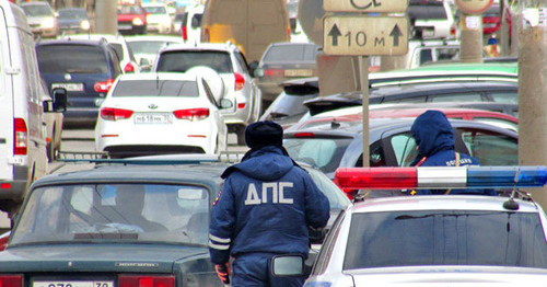 Сотрудник ДПС. Астрахань. Фото Вячеслава Ященко для "Кавказского узла" Сотрудник ДПС. Астрахань. Фото Вячеслава Ященко для "Кавказского узла"