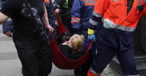 Сотрудники МЧС выносят раненных, пострадавших во время взрыва в метро Санкт-Петербурга. 3 апреля 2017 г. Кадр из видео пользователя Радио Свобода https://www.youtube.com/watch?v=SLQjXfrPI6w Сотрудники МЧС выносят раненных, пострадавших во время взрыва в метро Санкт-Петербурга. 3 апреля 2017 г. Кадр из видео пользователя Радио Свобода https://www.youtube.com/watch?v=SLQjXfrPI6w