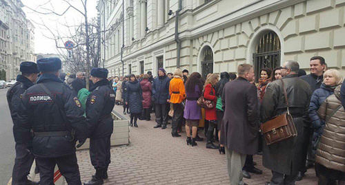 Чуть менее 250 человек остались на улице ждать результатов слушания у здания суда ВС России. Фото https://vk.com/jw_ru Чуть менее 250 человек остались на улице ждать результатов слушания у здания суда ВС России. Фото https://vk.com/jw_ru