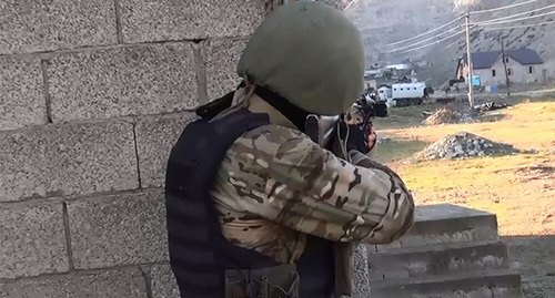 Представитель силовых структур во время КТО. Фото http://nac.gov.ru/kontrterroristicheskie-operacii/v-hode-kto-v-dagestane-neytralizovan-glavar.html Представитель силовых структур во время КТО. Фото http://nac.gov.ru/kontrterroristicheskie-operacii/v-hode-kto-v-dagestane-neytralizovan-glavar.html