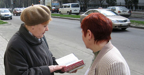 Представители религиозной организации Свидетели Иеговы. Фото: User:Russianname https://ru.wikipedia.org Представители религиозной организации Свидетели Иеговы. Фото: User:Russianname https://ru.wikipedia.org