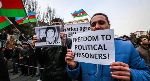 Участник митинга держит в руках портрет политзаключенной Хадиджи Исмаиловой и плакат "Свободу политическим заключенным ". Баку, 15 марта 2015 г. Фото Азиза Каримова для "Кавказского узла" Участник митинга держит в руках портрет политзаключенной Хадиджи Исмаиловой и плакат "Свободу политическим заключенным ". Баку, 15 марта 2015 г. Фото Азиза Каримова для "Кавказского узла"