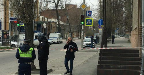 На месте взрыва в Ростове-на-Дону. 6 апреля 2017 г. Фото http://replyua.net/putin/60824-vzryv-v-centre-rostova-na-donu-video-s-mesta-chp.html На месте взрыва в Ростове-на-Дону. 6 апреля 2017 г. Фото http://replyua.net/putin/60824-vzryv-v-centre-rostova-na-donu-video-s-mesta-chp.html