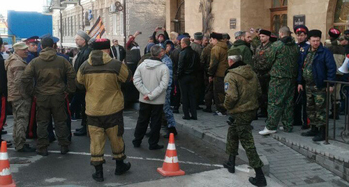 Казаки и активисты НОД собираются у ростовской гостиницы "Эрмитаж" перед митингом против Навального. Фото Константина Волгина для "Кавказского узла" Казаки и активисты НОД собираются у ростовской гостиницы "Эрмитаж" перед митингом против Навального. Фото Константина Волгина для "Кавказского узла"