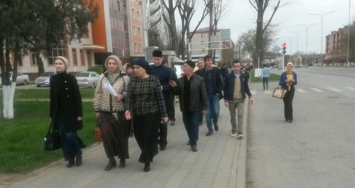 Жители чеченской столицы идут на антитеррористический митинг. Грозный, 8 апреля 2017 года. Фото Николая Петрова для "Кавказского узла" Жители чеченской столицы идут на антитеррористический митинг. Грозный, 8 апреля 2017 года. Фото Николая Петрова для "Кавказского узла"