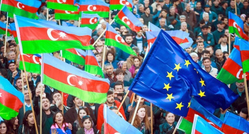 Участники протестной акции в Баку с флагами. Фото Азиза Каримова для "Кавказского узла" Участники протестной акции в Баку с флагами. Фото Азиза Каримова для "Кавказского узла"
