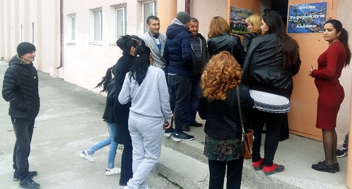 Очередь избирателей на участке в Цхинвале. Фото Арсена Козаева для "Кавказского узла" Очередь избирателей на участке в Цхинвале. Фото Арсена Козаева для "Кавказского узла"