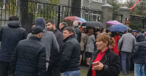 Граждане Южной Осетии пришли голосовать в консульство страны во Владикавказе. Фото Эммы Марзоевой для "Кавказского узла" Граждане Южной Осетии пришли голосовать в консульство страны во Владикавказе. Фото Эммы Марзоевой для "Кавказского узла"