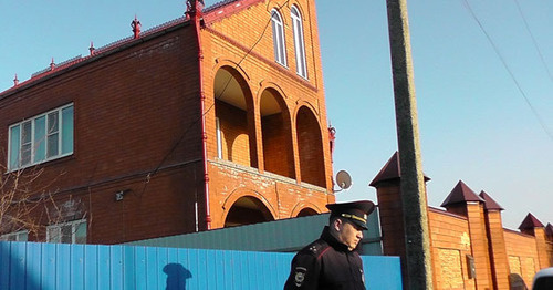 Дом Олега Петрова в станице Казанская. Фото Анны Грицевич для "Кавказского узла" Дом Олега Петрова в станице Казанская. Фото Анны Грицевич для "Кавказского узла"