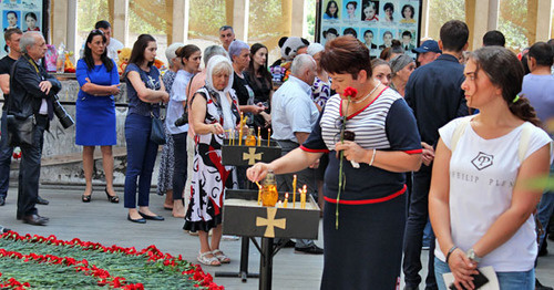 Акция памяти по погибшим в террористическом акте в сентябре 2004 года. Беслан, 3 сентября 2016 г. Фото Эммы Марзоевой для "Кавказского узла" Акция памяти по погибшим в террористическом акте в сентябре 2004 года. Беслан, 3 сентября 2016 г. Фото Эммы Марзоевой для "Кавказского узла"