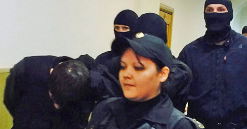 Обвиняемого Заура Дадаева ведут по коридору Басманного суда. Москва, 8 марта 2015 г. Фото Юлии Буславской для "Кавказского узла" Обвиняемого Заура Дадаева ведут по коридору Басманного суда. Москва, 8 марта 2015 г. Фото Юлии Буславской для "Кавказского узла"