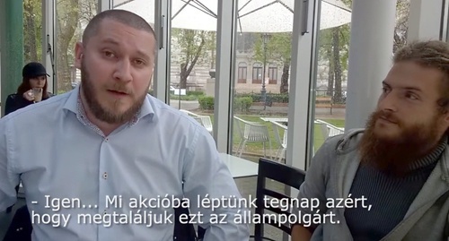 Чеченец Магомед (слева) и венгерский активист, бросивший контейнеры с краской в памятник. Скриншот Youtube.com/watch?v=BnhEcWiQNbM Чеченец Магомед (слева) и венгерский активист, бросивший контейнеры с краской в памятник. Скриншот Youtube.com/watch?v=BnhEcWiQNbM