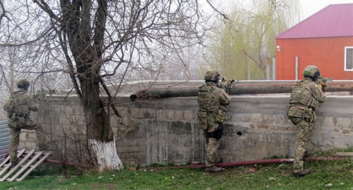 Сотрудники спецслужб во время КТО. Фото http://nac.gov.ru/kontrterroristicheskie-operacii/v-ingushetii-obnaruzhen-arsenal-v-banditskom.html Сотрудники спецслужб во время КТО. Фото http://nac.gov.ru/kontrterroristicheskie-operacii/v-ingushetii-obnaruzhen-arsenal-v-banditskom.html