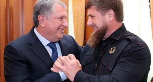 Рамзан Кадыров (справа) на встрече с Игорем Сечиным. Фото http://www.kavkazr.com/a/sechin-pozvolil-kadyrovu-vstretitysya-s-nim/28440736.html