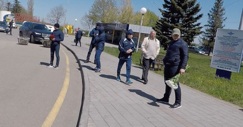 Нападавшие на Илью Варламова в Ставрополе. Фото http://varlamov.ru/2347531.html
Нападавшие на Илью Варламова в Ставрополе. Фото http://varlamov.ru/2347531.html