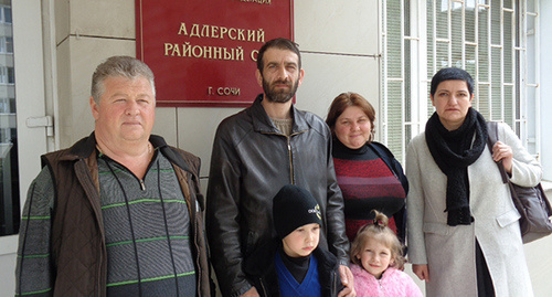Александр Бойченко, Мардирос Демерчян, Супруга Демерчяна, Людмила Демерчян, Елена Першакова –представитель ОО «Общественный вердикт»,
Дети Демерчянов. Фото Светланыв Кравченко для "Кавказского узла" Александр Бойченко, Мардирос Демерчян, Супруга Демерчяна, Людмила Демерчян, Елена Першакова –представитель ОО «Общественный вердикт»,
Дети Демерчянов. Фото Светланыв Кравченко для "Кавказского узла"