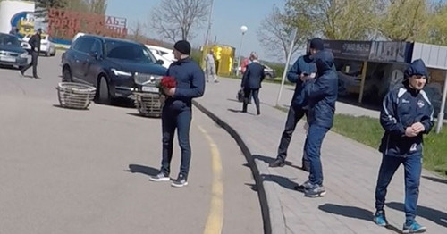 Фотография, опубликованная Ильей Варламовым, на которой, по его словам изображены участники нападения. 26 апреля Илья Варламов подвергся нападению неизвестных после его прилета в Ставрополь. Фото http://varlamov.ru/2347531.html Фотография, опубликованная Ильей Варламовым, на которой, по его словам изображены участники нападения. 26 апреля Илья Варламов подвергся нападению неизвестных после его прилета в Ставрополь. Фото http://varlamov.ru/2347531.html