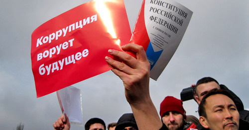 Участники акции сторонников Навального держат плакат и Конституцию РФ. Ростов-на-Дону, 26 апреля 2017 г. Фото Константина Волгина для "Кавказского узла" Участники акции сторонников Навального держат плакат и Конституцию РФ. Ростов-на-Дону, 26 апреля 2017 г. Фото Константина Волгина для "Кавказского узла"