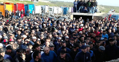 Встреча протестующих дальнобойщиков против системы "Платон" с представителями власти. Манас, 28 апреля 2017 г. Фото Ильяса Капиева для "Кавказского узла" Встреча протестующих дальнобойщиков против системы "Платон" с представителями власти. Манас, 28 апреля 2017 г. Фото Ильяса Капиева для "Кавказского узла"