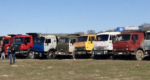 Автомобиль участников акции протеста дальнобойщиков в Дагестане. 4 апреля 2017 г. Фото Патимат Махмудовой для "Кавказского узла" Автомобиль участников акции протеста дальнобойщиков в Дагестане. 4 апреля 2017 г. Фото Патимат Махмудовой для "Кавказского узла"