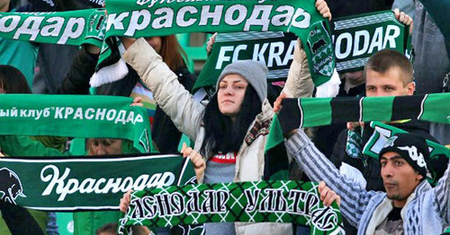 Фанаты футбольного клуба "Краснодар". Фото http://bloknot-krasnodar.ru/ Фанаты футбольного клуба "Краснодар". Фото http://bloknot-krasnodar.ru/
