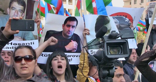 Оппозиционный митинг под лозунгом: "Нет грабежу, нет лжи, нет монархии!". Баку, 8 апреля 2017 г. Кадр из видео CaucasianKnot https://www.youtube.com/watch?v=uDyJF_zP7Oc Оппозиционный митинг под лозунгом: "Нет грабежу, нет лжи, нет монархии!". Баку, 8 апреля 2017 г. Кадр из видео CaucasianKnot https://www.youtube.com/watch?v=uDyJF_zP7Oc