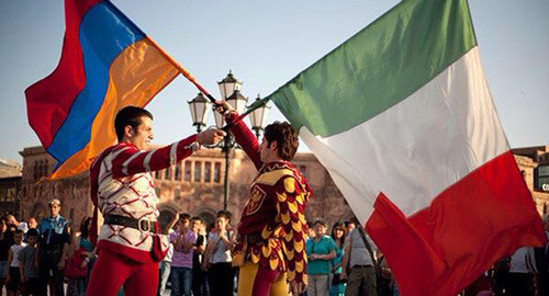 Флаги Армении и Италии. Фото http://barev.today/news/italy2 Флаги Армении и Италии. Фото http://barev.today/news/italy2