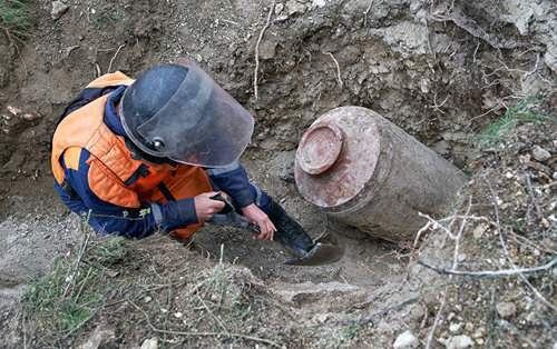 Сапёр разминирует авиабомбу времён ВОВ. Фото © Sputnik / Василий Батанов
http://sputnik-ossetia.ru/North_Ossetia/20170505/4109797.html Сапёр разминирует авиабомбу времён ВОВ. Фото © Sputnik / Василий Батанов
http://sputnik-ossetia.ru/North_Ossetia/20170505/4109797.html