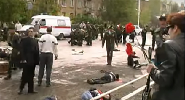 Последствия теракта во время парада победы в Каспийске. 2002 год. Фото Сотп-кадр видео "9 мая 2002 г. Теракт в Каспийске.avi" https://www.youtube.com/watch?v=UeWIa3dv9Dw