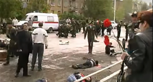 Последствия теракта во время парада победы в Каспийске. 2002 год. Фото Сотп-кадр видео "9 мая 2002 г. Теракт в Каспийске.avi" https://www.youtube.com/watch?v=UeWIa3dv9Dw Последствия теракта во время парада победы в Каспийске. 2002 год. Фото Сотп-кадр видео "9 мая 2002 г. Теракт в Каспийске.avi" https://www.youtube.com/watch?v=UeWIa3dv9Dw