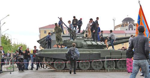 Военная техника в центре Грозного. Фото Магомеда Магомедова для "Кавказского узла" Военная техника в центре Грозного. Фото Магомеда Магомедова для "Кавказского узла"