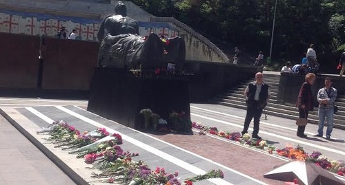 Жители Тбилиси возложили цветы к могиле Неизвестного солдата. Тбилиси, 9 мая 2017 года. Фото Галины Готуа для "Кавказского узла". Жители Тбилиси возложили цветы к могиле Неизвестного солдата. Тбилиси, 9 мая 2017 года. Фото Галины Готуа для "Кавказского узла".