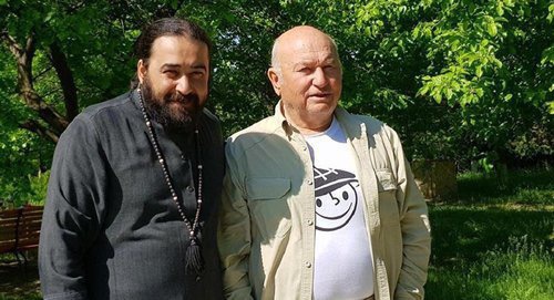 Схиархимандрит Серафим (Бит-Хариби) и Юрий Лужков (справа) Фото FB / Andro Tbiliseli Схиархимандрит Серафим (Бит-Хариби) и Юрий Лужков (справа) Фото FB / Andro Tbiliseli