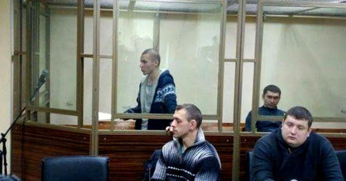 Артур Панов (на заднем плане слева) в зале суда. Фото http://www.1rnd.ru/ Артур Панов (на заднем плане слева) в зале суда. Фото http://www.1rnd.ru/