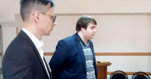Алексей Волков в зале суда. Слева - адвокат Роман Зайцев. Фото Татьяны Филимоновой для "Кавказского узла" Алексей Волков в зале суда. Слева - адвокат Роман Зайцев. Фото Татьяны Филимоновой для "Кавказского узла"