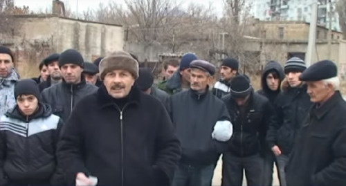Жители селения Храх-Уба 26 ноября 2011 года собрались в Махачкале, чтобы в видеообращении заявить о проблемах переселенцев. Стоп-кадр видео https://www.youtube.com/watch?v=4EfRqLvsemA Жители селения Храх-Уба 26 ноября 2011 года собрались в Махачкале, чтобы в видеообращении заявить о проблемах переселенцев. Стоп-кадр видео https://www.youtube.com/watch?v=4EfRqLvsemA
