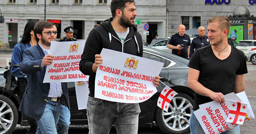 Участники акции против проекта Конституции. Надпись на плакатах - "Защити Конституцию! Защити право избирать президента! Защити свой голос!". Тбилиси, 15 мая 2017 г. Фото Инны Кукуджановой для "Кавказского узла" Участники акции против проекта Конституции. Надпись на плакатах - "Защити Конституцию! Защити право избирать президента! Защити свой голос!". Тбилиси, 15 мая 2017 г. Фото Инны Кукуджановой для "Кавказского узла"