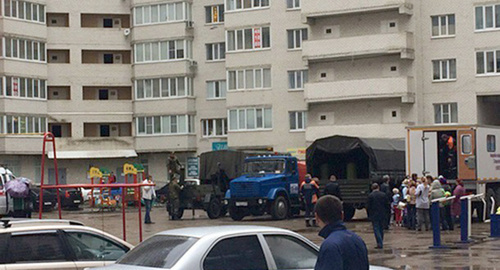 Сотрудники МЧС во двор микрорайона "Белый город" пригнали многотонные машины с горячей и питьевой водой

Фото  http://bloknot-stavropol.ru/news/konets-sveta-v-belom-gorode-priobretaet-opasnye-ma-844819