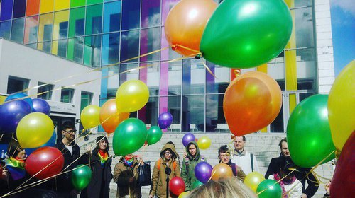 Радужный флешмоб, посвящённый 17 мая - Международному дню борьбы с гомофобией, бифобией и трансфобией Фото: группа «Российская ЛГБТ-сеть» ВКонтакте https://vk.com/lgbtrussia?z=photo-497578_456239938%2Falbum-497578_00%2Frev Радужный флешмоб, посвящённый 17 мая - Международному дню борьбы с гомофобией, бифобией и трансфобией Фото: группа «Российская ЛГБТ-сеть» ВКонтакте https://vk.com/lgbtrussia?z=photo-497578_456239938%2Falbum-497578_00%2Frev