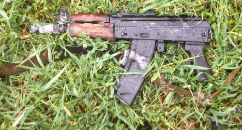 Автоматическое оружие. Фото http://nac.gov.ru/kontrterroristicheskie-operacii/bandity-napavshie-na-post-policii-v-malgobekskom.html Автоматическое оружие. Фото http://nac.gov.ru/kontrterroristicheskie-operacii/bandity-napavshie-na-post-policii-v-malgobekskom.html
