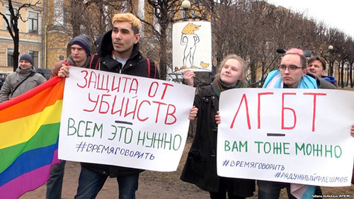 Пикет против преследования гомосексуалов в Чечне. Фото RFE/RL Пикет против преследования гомосексуалов в Чечне. Фото RFE/RL