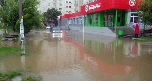 Подтопление в Невинномысске.
Фото http://bloknot-stavropol.ru/news/stavropole-idet-ko-dnu-voda-zataplivaet-ulitsy-gor Подтопление в Невинномысске.
Фото http://bloknot-stavropol.ru/news/stavropole-idet-ko-dnu-voda-zataplivaet-ulitsy-gor