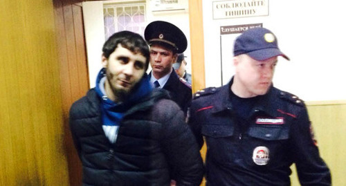 Сотрудники полиции ведут Заура Дадаева по коридору суда. Москва, апрель 2015 г. Фото Юлии Буславской для "Кавказского узла" Сотрудники полиции ведут Заура Дадаева по коридору суда. Москва, апрель 2015 г. Фото Юлии Буславской для "Кавказского узла"