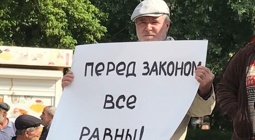 Участник антикоррупционного митинга. Махачкала, 27 мая 2017 год. Фото Патимат Махмудовой для "Кавказского узла" Участник антикоррупционного митинга. Махачкала, 27 мая 2017 год. Фото Патимат Махмудовой для "Кавказского узла"
